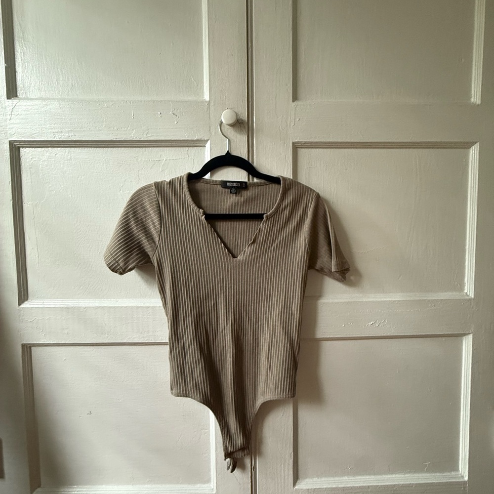 Missguided + Ribbed V-Neck Beige Bodysuit